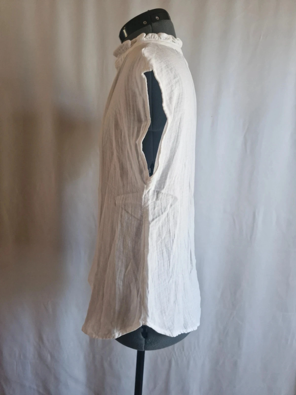 Blusa H&M mujer XS blanca con volantes en el cuello mangas cortas – photo 2